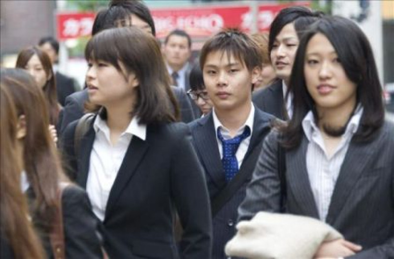 Jóvenes japoneses salen de un centro de estudios.