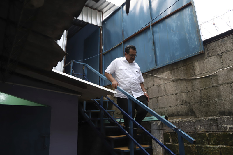 El reverendo Nelson Moz baja por las escaleras de una habitación vacía en la que antes vivían exmiembros de pandillas, detrás de la Iglesia Eben-Ezer, en San Salvador, El Salvador, el sábado 29 de abril de 2023.