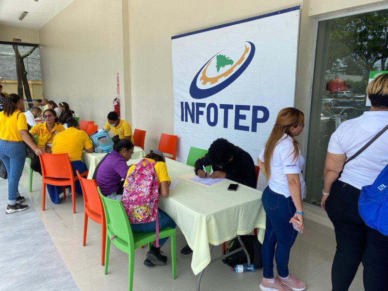 Jóvenes que asistieron a la Feria de Empleos de INFOTEP