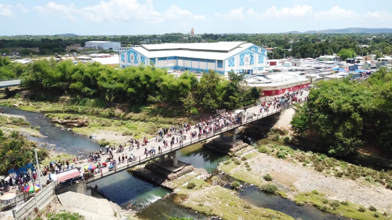 Flujo de personas en dirección al Mercado Binacional en Juana Mendez Dajabón
