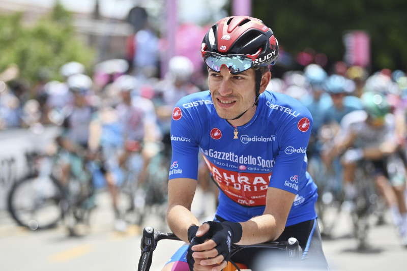 Gino Mader espera el inicio de la séptima etapa del Giro d'Italia, carrera ciclista del Tour de Italia, en Notaresco, Italia, el 14 de mayo de 2021.