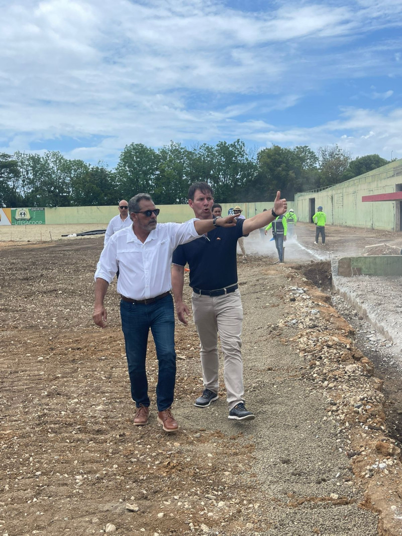 Junior Noboa junto al ingeniero Guillermo Pérez mientras supervisaba recorrían el terreno de juego en el parque José Briceño, el cual está siendo remodelado.