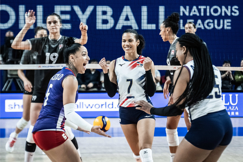 Las dominicanas celebran con júbilo su triunfo este sábado frente a Canadá.