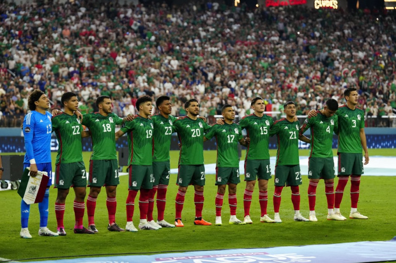 El equipo de México canta su Himno Nacional antes del inicio del partido contra EE. UU. durante las semifinales de la Liga de Naciones CONCACAF 2023