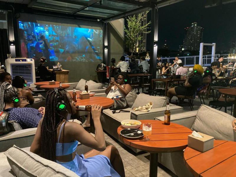 Unas 20 personas de ascendencia africana que viven en el extranjero se reúnen para cenar en un restaurante jamaicano en Bangkok, Tailandia, para celebrar el feriado f nuevo de Estados Unidos.