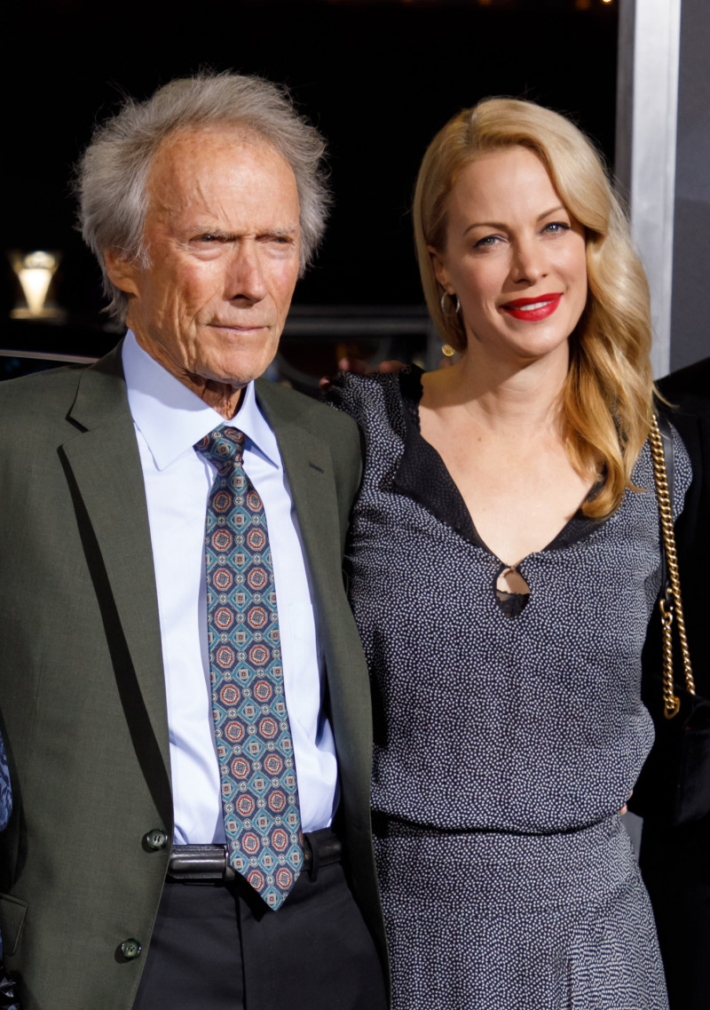 El estadounidense Clint Eastwood (izq) posa con su hija, la actriz Alison Eastwood. El veterano actor, de 93 años, tiene ocho hijos reconocidos.