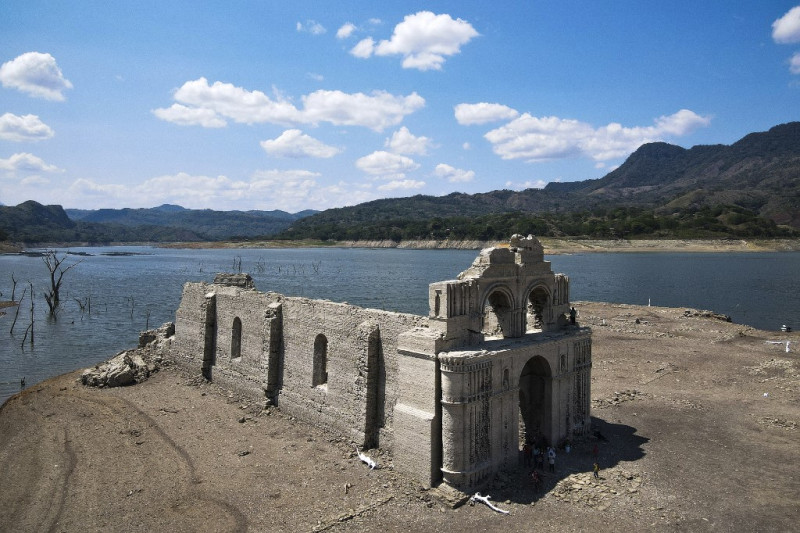 Vista aérea de la iglesia del Templo de Quechula emergiendo de la presa de Malpaso después de que los niveles de agua bajaran debido a la sequía en Nuevo Quechula, Chiapas, el 16 de junio de 2023.