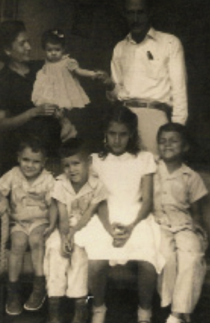 Sergio Ramírez (sentado, extrama derecha) junto a algunos de sus hermanos.