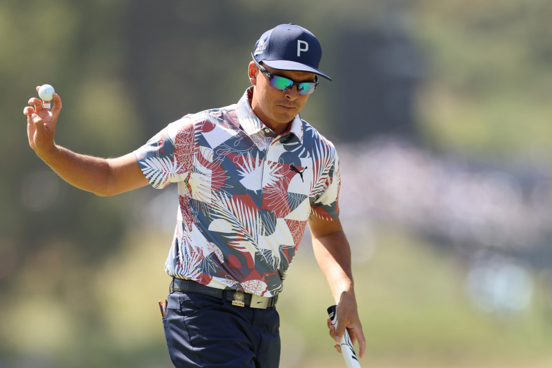 Rickie Fowler reacciona luego de su disparo en el sèptimo hoyo durante el US Open de Los Angeles-