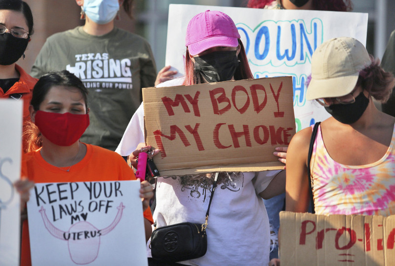 Defensoras del derecho a abortar protestan el miércoles 1 de septiembre de 2021 frente al ayuntamiento de la ciudad de Edinburg, Texas.