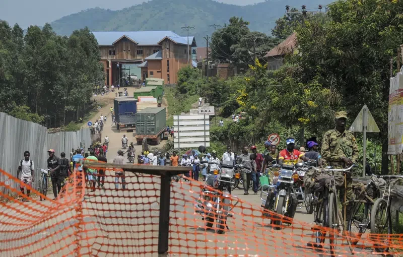 En esta imagen de archivo, varias personas recorren la carretera que lleva al paso fronterizo de Mpondwe hacia República Democrática de Congo, en el oeste de Uganda, el 14 de junio de 2019.