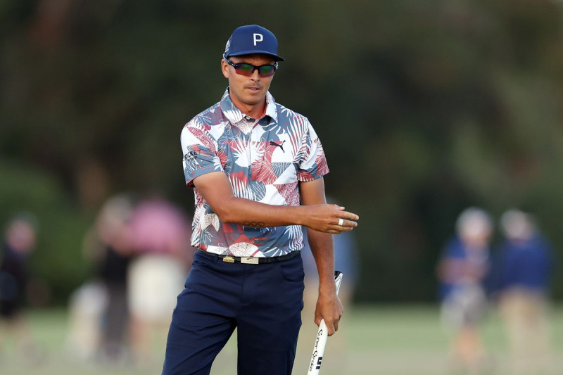 Fowler reacciona después de fallar un putt en el hoyo 18 durante la tercera ronda del torneo de golf US Open en Los Angeles.