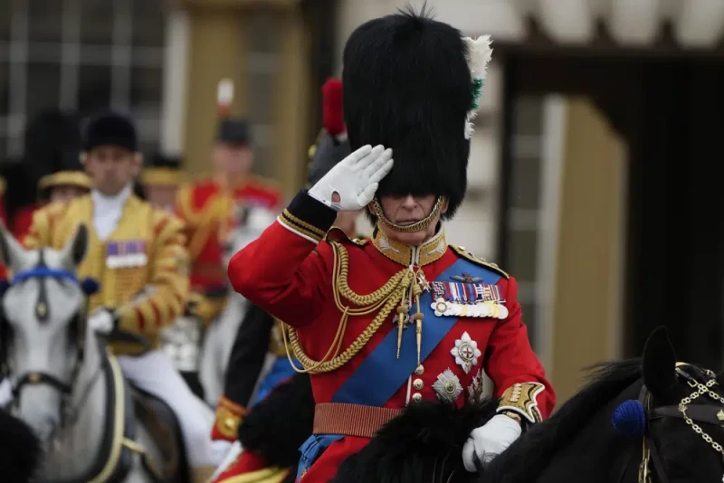 El rey Carlos III de Gran Bretaña deja el Palacio de Buckingham para participar en el desfile Trooping The Color, en Londres, el sábado 17 de junio de 2023.