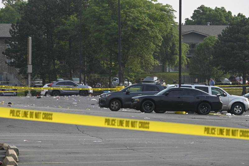 Investigadores observan la escena de un tiroteo masivo nocturno en un centro comercial en Willowbrook, Illinois, el domingo 18 de junio de 2023.