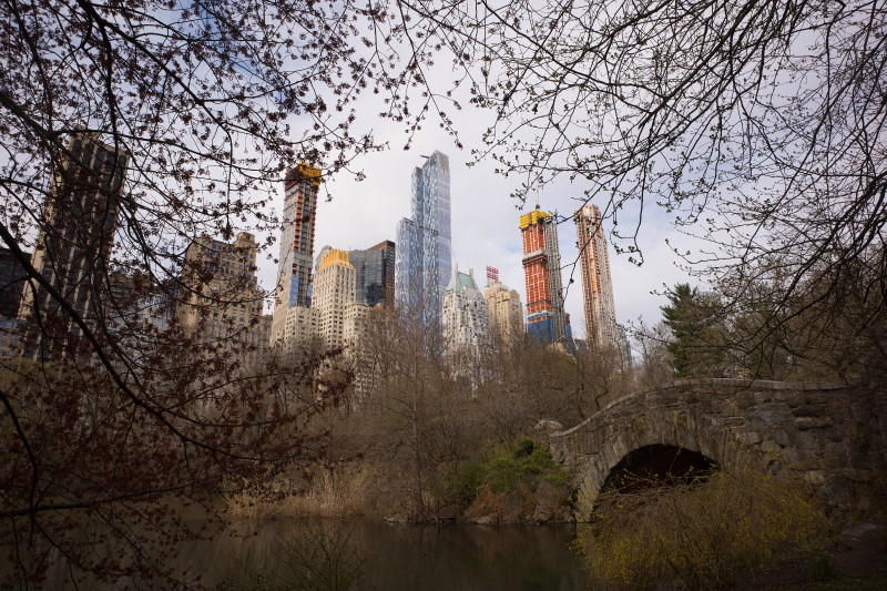 Esta imagen del 17 de abril de 2018 muestra varios rascacielos captados desde Central Park, Nueva York.