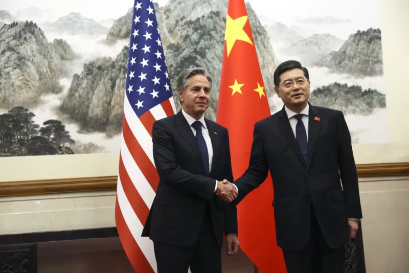 El secretario de Estado estadounidense Antony Blinken, izquierda, estrecha la mano del ministro chino del Exterior, Qin Gang, en la Casa de Huéspedes Estatal de Diaoyutai, en Pekín, ayer.