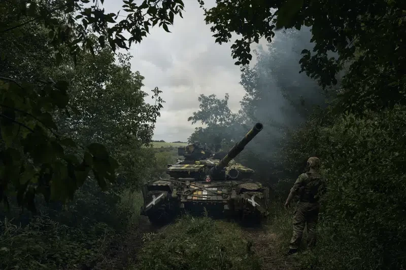 Un tanque de guerra del ejército ucraniano se dirige a su posición militar cerca de Bájmut, en la región de Donetsk, Ucrania, el sábado pasado.