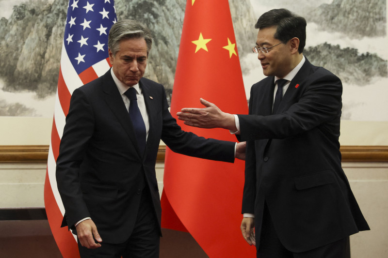 El secretario de Estado de Estados Unidos, Antony Blinken (izq.) y el ministro de Relaciones Exteriores de China, Qin Gang,