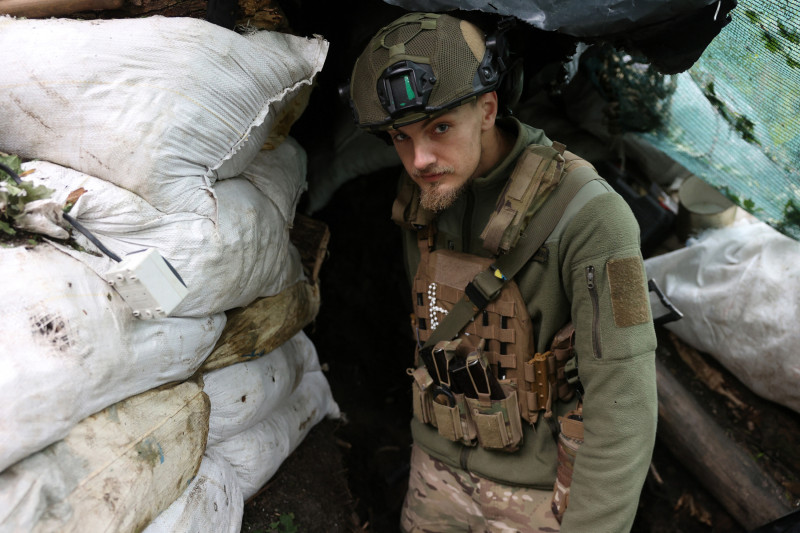 Un soldado ucraniano de la 28.ª Brigada Mecanizada Separada observa mientras mantiene sus posiciones en la primera línea cerca de la ciudad de Bakhmut