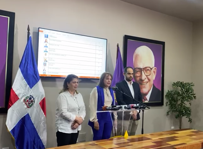 Margarita Pimentel, representante del Partido de la Liberación (PLD) Dominicana ante la Comisión Nacional Electoral (CNE), presentando los resultados de la elección interna realizada para asignar cuatro vacantes de la delegación.