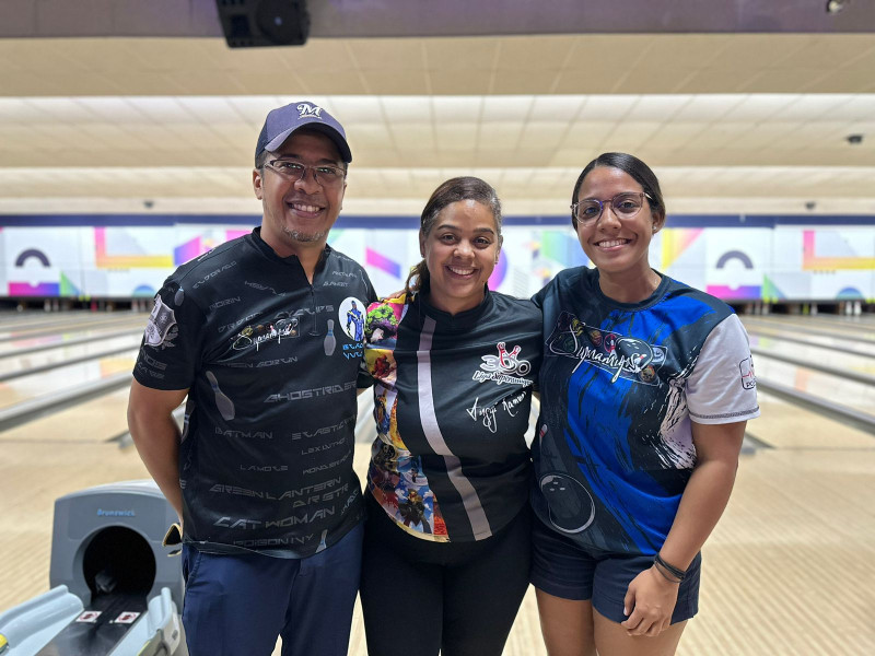 Willie Javier Anggi Ramírez y Carmina Hermón, ganadores del torneo de boliche.