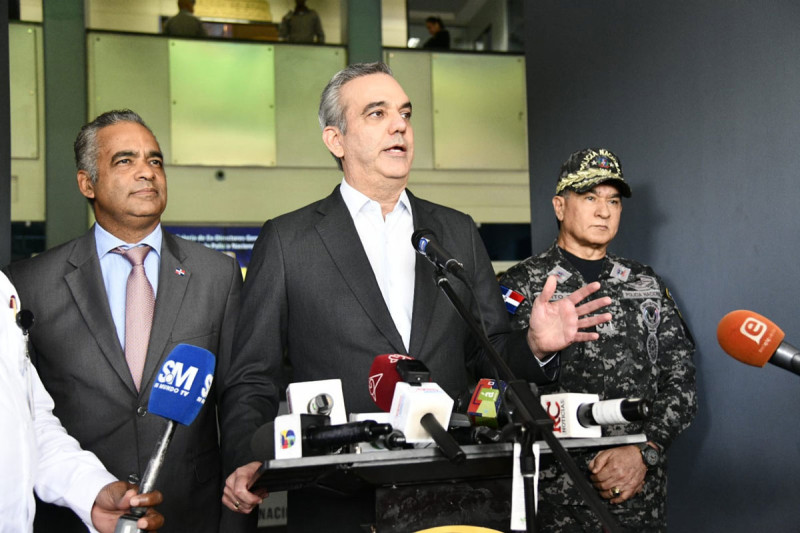 El presidente Luis Abinader junto al director de la Policía, general Eduardo A. Then.