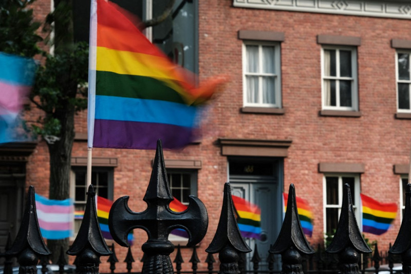 Banderas del Orgullo ondean al viento en el Monumento Nacional a Stonewall, en el West Village de Manhattan, el 19 de junio de 2023 en Nueva York.