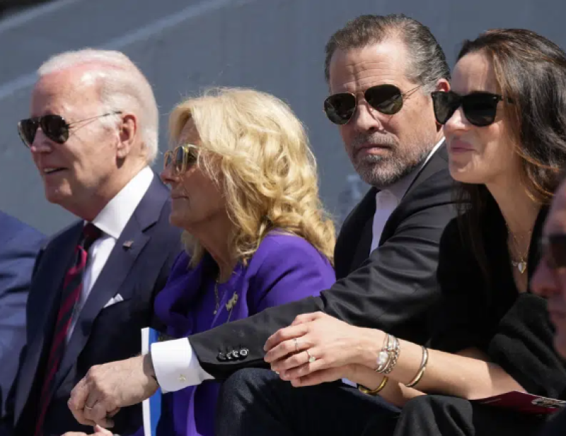 El presidente Joe Biden asiste a la ceremonia de graduación de su nieta Maisy Biden con la primera dama Jill Biden y sus hijos Hunter Biden y Ashley Biden en la Universidad de Pensilvania en Filadelfia, el lunes 15 de mayo de 2023.