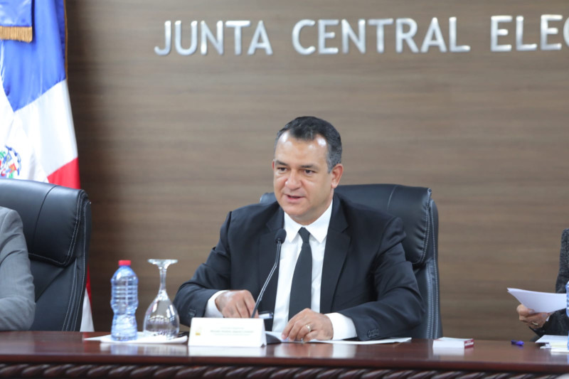 El presidente de la JCE, Román Jaquez Liranzo, durante la audiencia pública donde se hizo el anuncio de compra de los equipos.