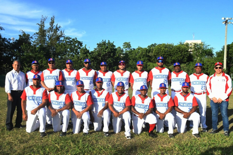 La selección masculina de softbol junto a Garibaldy Bautista, presidente de la Federación Dominicana de esa disciplina.