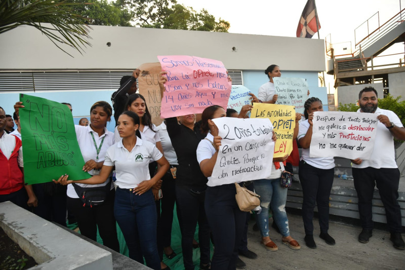 Empleados protestan en la estación del Metro