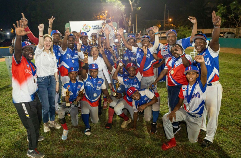 Equipo dominicano celebra su título de la Pony League.