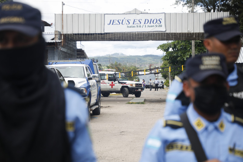Una ambulancia llega hasta la entrada de la cárcel de mujeres de Tamara, a las afueras de Tegucigalpa, Honduras, el martes 20 de junio de 2023.