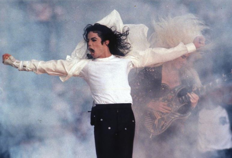 Esta foto de archivo del 1 de febrero de 1993 muestra a la superestrella del pop Michael Jackson actuando durante el espectáculo de medio tiempo en el Super Bowl en Pasadena, California.