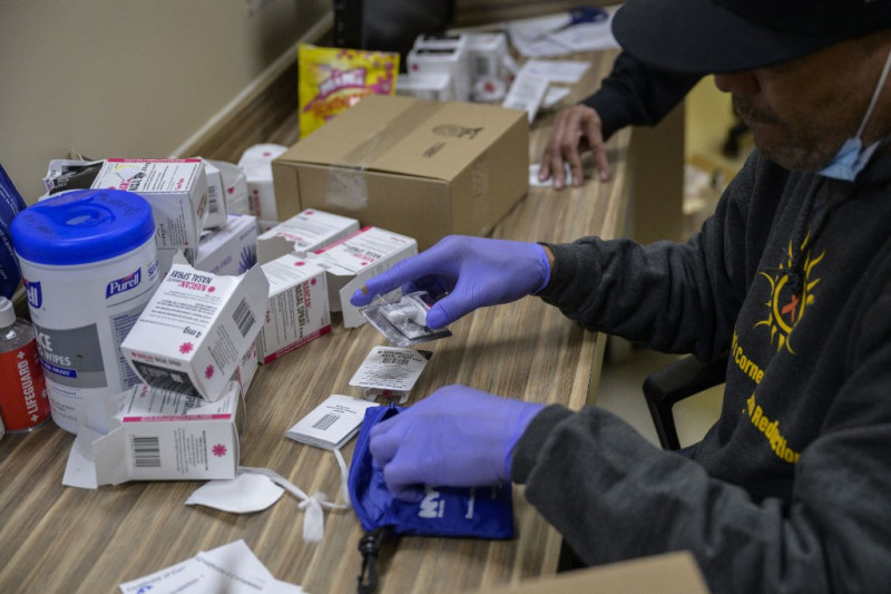 Un miembro del personal empaqueta kits de prevención de sobredosis, incluido el aerosol nasal Narcan utilizado para tratar sobredosis de narcóticos en una situación de emergencia, en el Rincón de Reducción de Daños de St. Ann en Nueva York el 24 de abril de 2023.