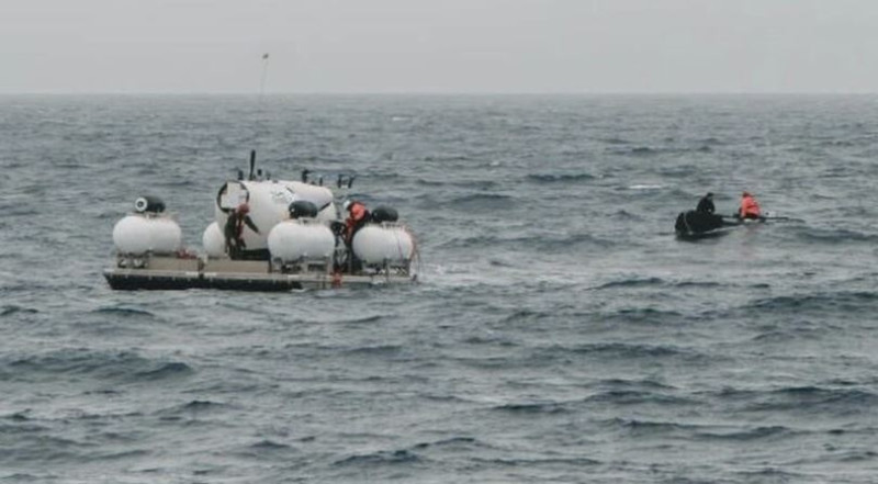 En esta foto difundida por Action Aviation, el sumergible Titán se prepara para una inmersión en una zona remota del océano Atlántico durante una expedición en el Titanic el domingo 18 de junio de 2023