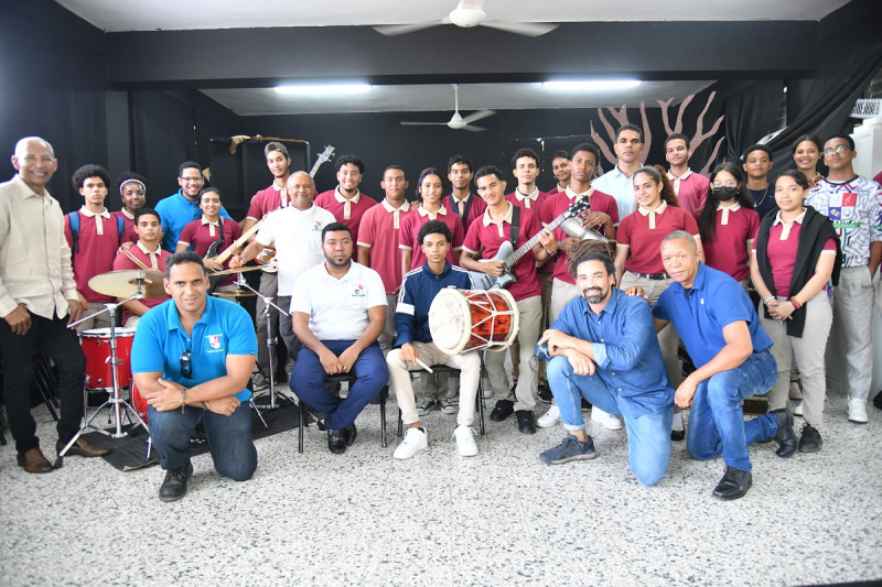Mucunde reconoció a estudiantes y maestros del Centro Educativo en Artes Doctor José Francisco Peña Gómez, de San Francisco de Macorís, por su apoyo brindado al proyecto.