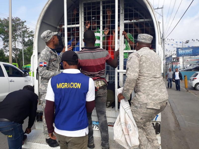 Los arrestados son llevados a la frontera para repatriarlos a Haití.