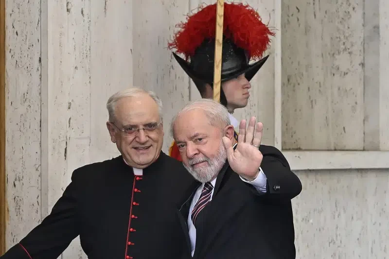 El presidente brasileño Luiz Inácio Lula da Silva lleva al patio de San Dámaso, para una audiencia privada con el papa Francisco, en el Vaticano, ayer.
