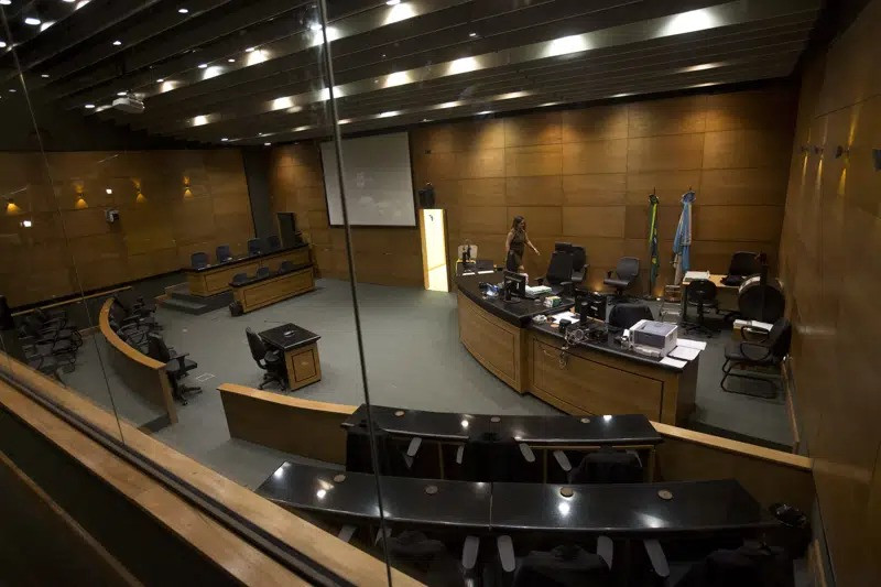 a sala del tribunal está vacía antes del inicio de una audiencia previa al juicio de Mario Marcelo Santoro en Río de Janeiro, Brasil, el 19 de septiembre de 2018.