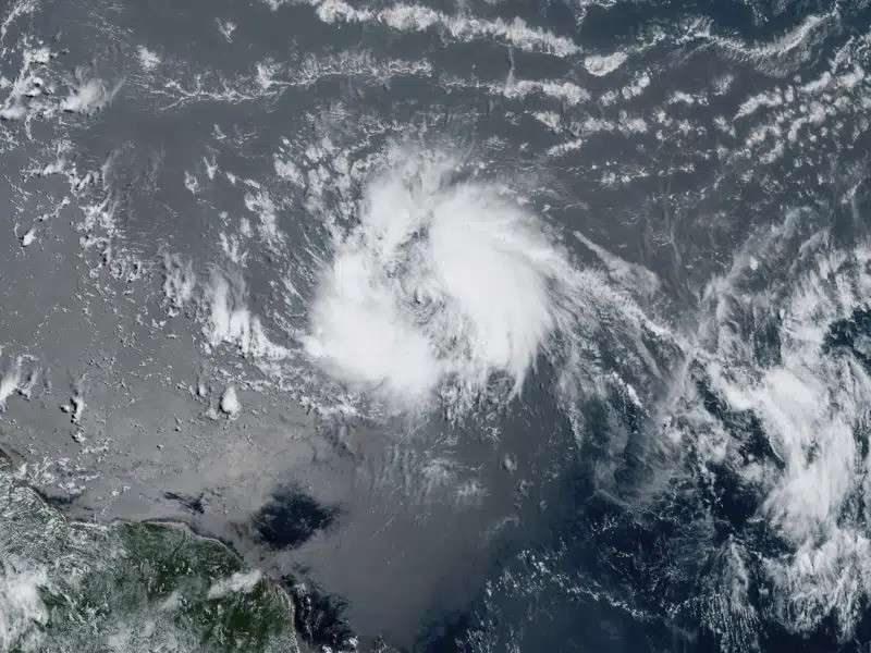Esta imagen de satélite GeoColor tomada el martes 20 de junio de 2023 y proporcionada por la NOAA muestra a la tormenta tropical Bret a medida que avanza hacia el este del Caribe.
