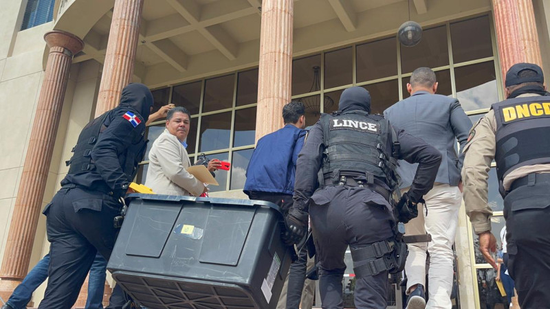 Fiscales y tropas de la policia allanaron decenas de viviendas en busca de los que amenazaron a Miriam Germán y al final sometieron a tres personas por otros delitos.