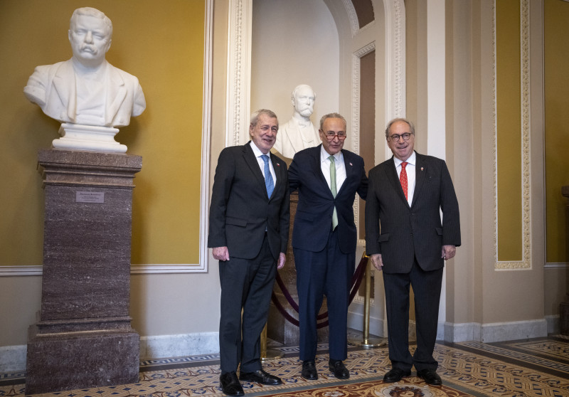 El Ministro de Relaciones Exteriores de Chile, Alberto van Klaveren Stork; el líder de la mayoría del Senado, Chuck Schumer (D-NY), y el Embajador de Chile en los Estados Unidos, Juan Gabriel Valdés, posan para una foto en el Capitolio de los Estados Unidos.