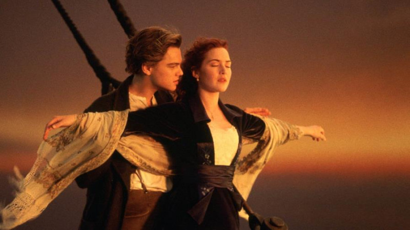 Leonardo DiCaprio y Kate Winslet en sus papeles de Jack Dawson y Rose DeWitt en la escena más emblemática de la película "Titanic", de James Cameron, de 1997.