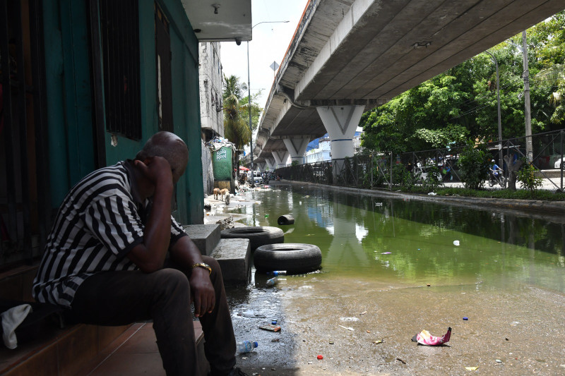 Luego de varias horas de lluvia, amplios sectores del Gran Santo Domingo quedan inundados, obstaculizando el tránsito y provocando multiplicaicón de plagas.