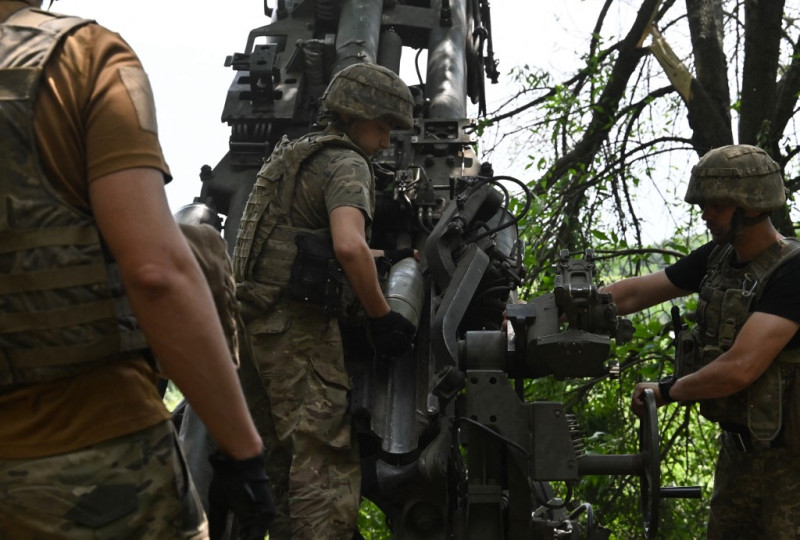 Artilleros ucranianos disparan un obús M777 hacia posiciones rusas cerca de Avdiivka en la región de Donetsk el 23 de junio de 2023, en medio de la invasión rusa de Ucrania.
