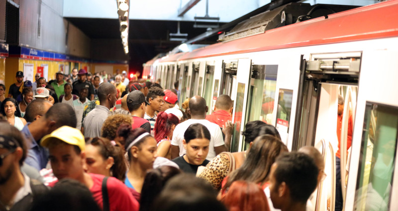 Usuarios del Metro de Santo Domingo.