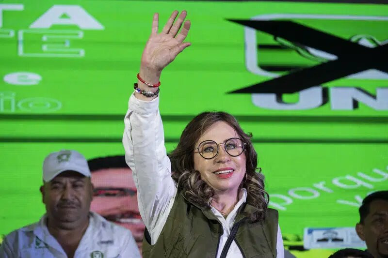 Sandra Torres, candidata presidencial del partido Unidad Nacional de la Esperanza, saluda a sus seguidores durante un acto de campaña en Santa Catarina Pinula, Guatemala, el sábado 17 de junio de 2023.