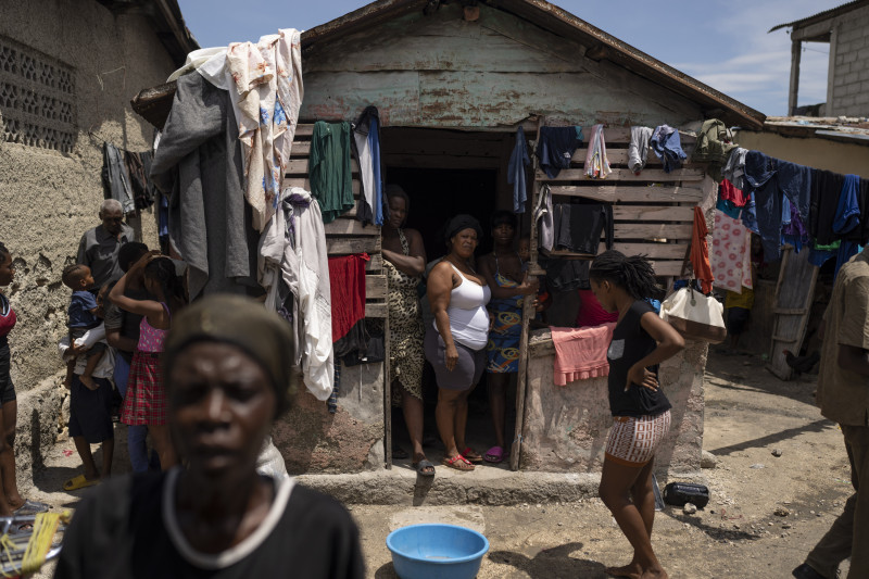 Varias personas desplazadas por la violencia de las pandillas, instaladas en el patio delantero de Jean-Kere Almicar, donde se refugiaron, en Puerto Príncipe, Haití, el 4 de junio de 2023.