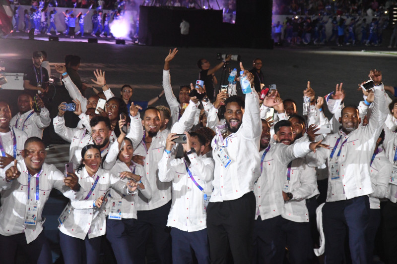 La delegación de República Dominicana mientras desfilaba en la ceremonia inaugural de los Juegos Centroamericanos realizada ayer en el Estadio Nacional Jorge “Mágico” González.